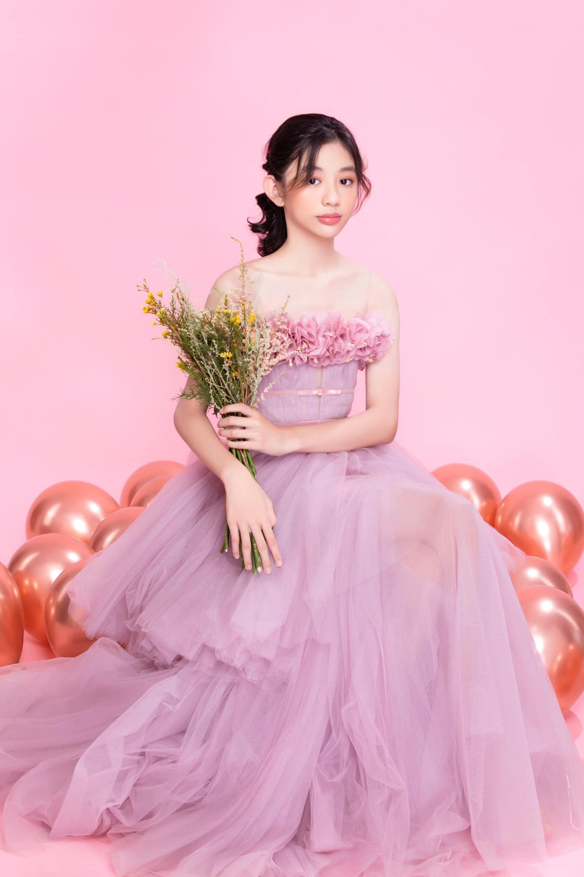 Chiko thừa hưởng gen trội từ sắc vóc của mẹ với gương mặt sở hữu góc nghiêng đẹp "lai Tây", đôi mắt to tròn cùng nụ cười hiền dịu. Ảnh: Lê Thiện Viễn.