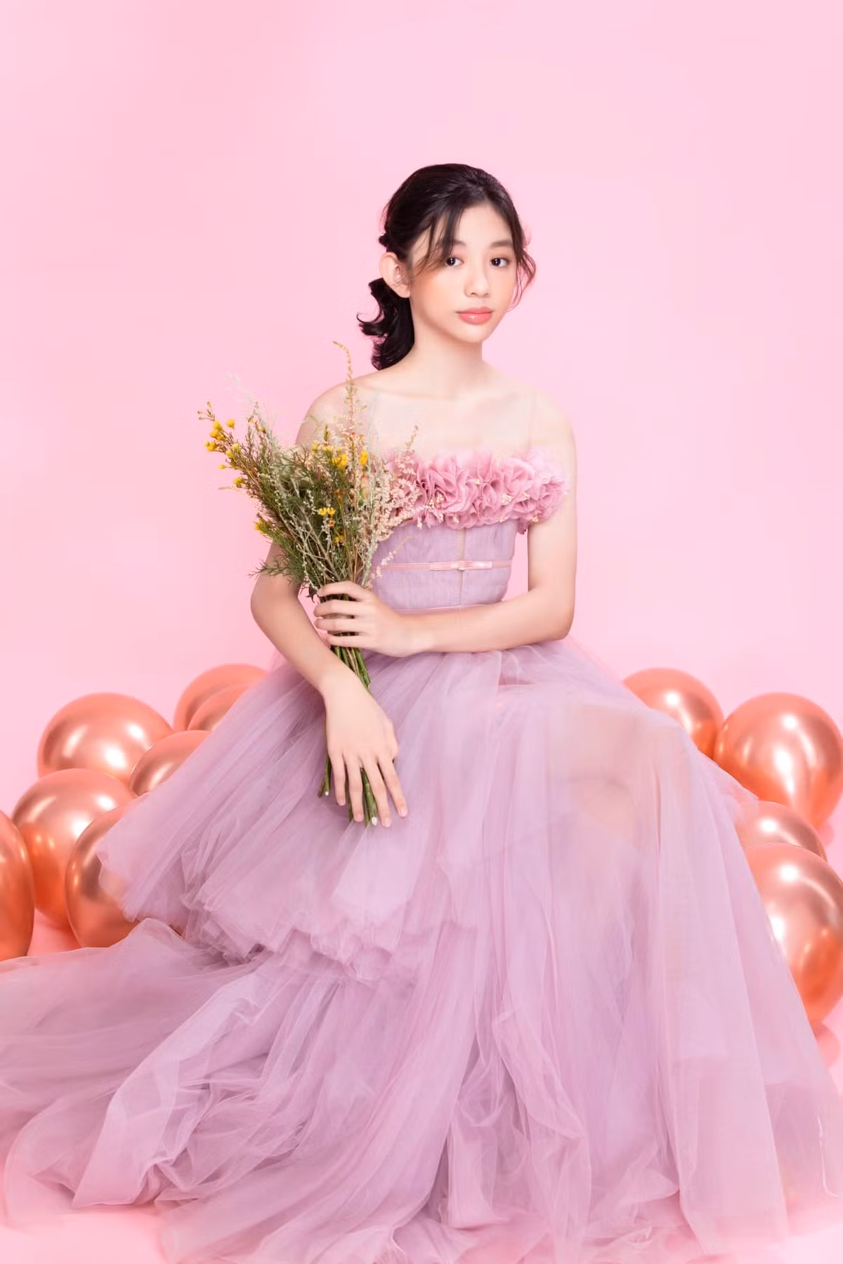 Chiko thừa hưởng gen trội từ sắc vóc của mẹ với gương mặt sở hữu góc nghiêng đẹp "lai Tây", đôi mắt to tròn cùng nụ cười hiền dịu. Ảnh: Lê Thiện Viễn.