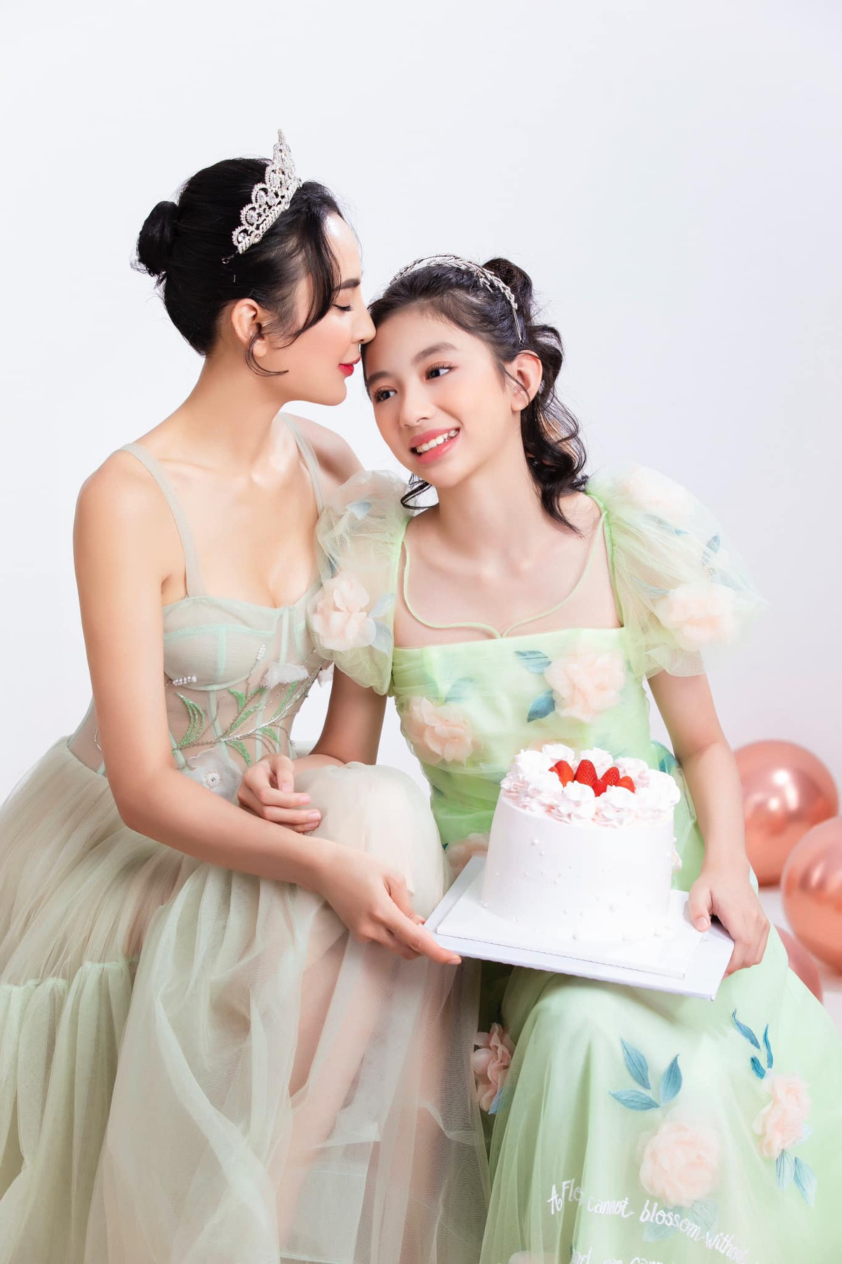 Cô bạn được khen "chuẩn hoa hậu tương lai" với chiều cao 1m6 cùng đôi chân thon dài. Ảnh: Lê Thiện Viễn.