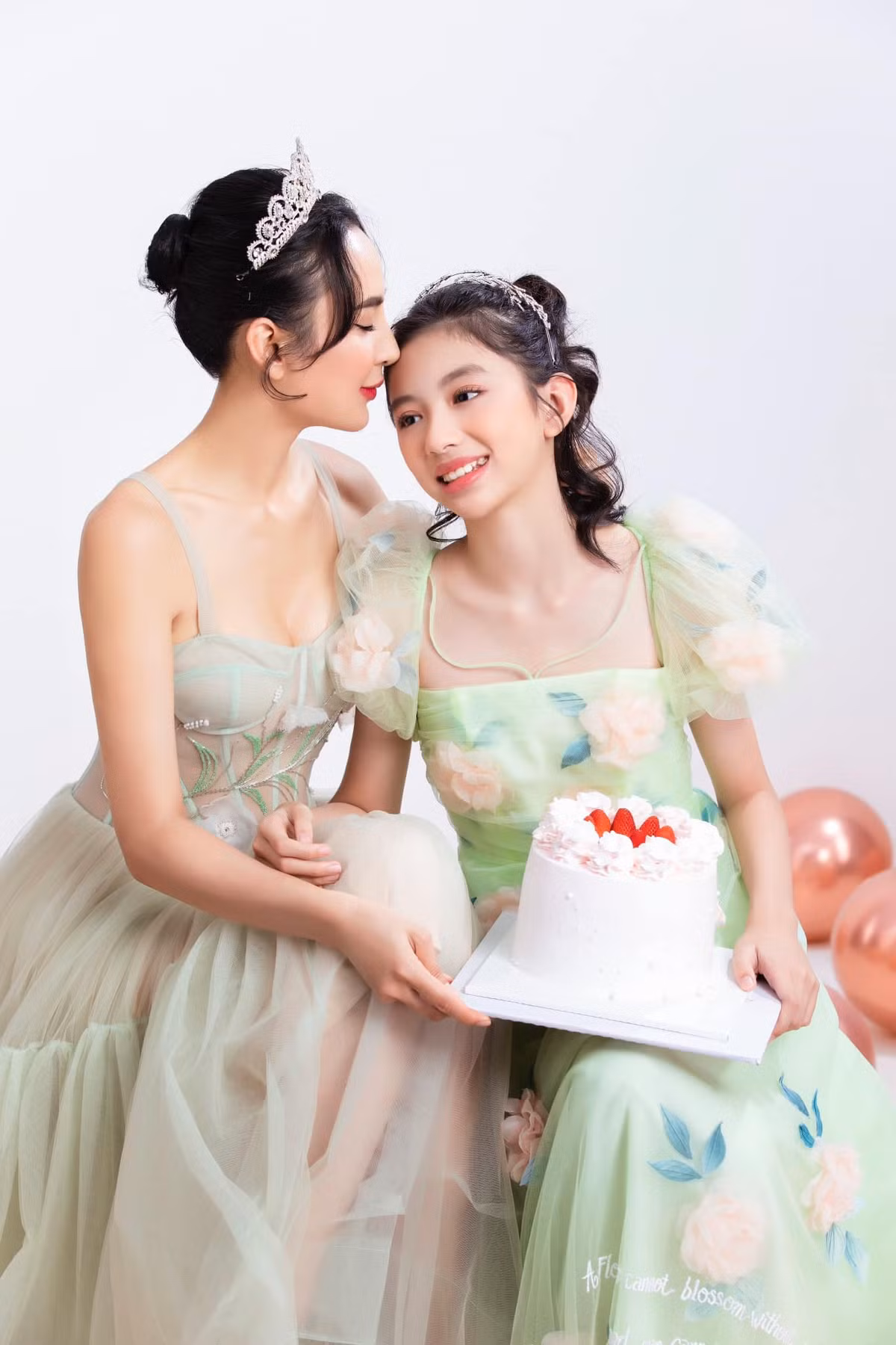 Cô bạn được khen "chuẩn hoa hậu tương lai" với chiều cao 1m6 cùng đôi chân thon dài. Ảnh: Lê Thiện Viễn.