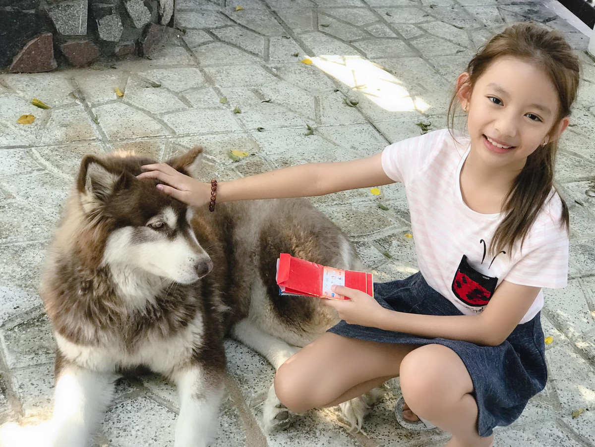 "Cô bé hạt tiêu" xinh xắn ngày nào "trổ giò" cao lớn.