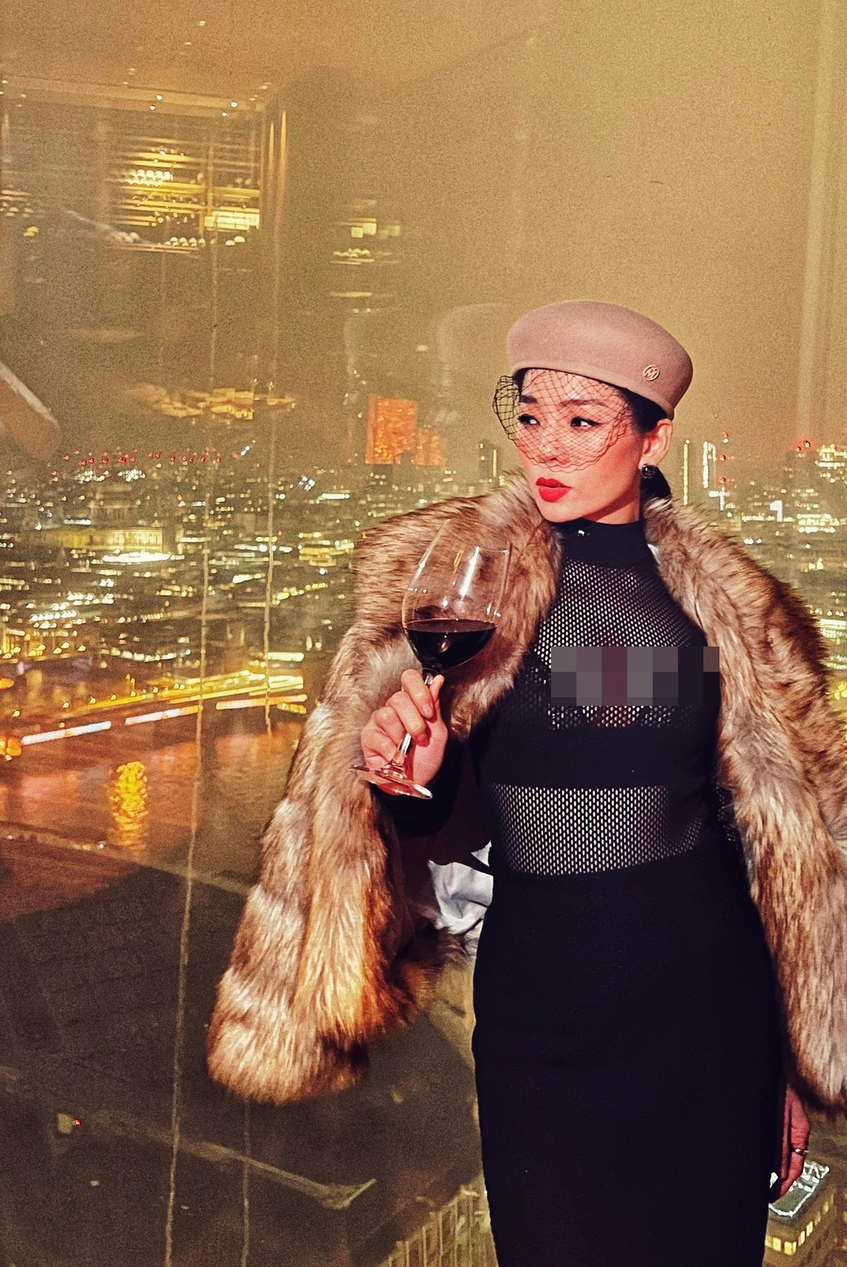 Sở hữu body nuột nà ở tuổi 41, thế nhưng phong cách mặc áo xuyên thấu khoe nội y, thềm ngực lấp ló của Lệ Quyên đôi khi lại "phản chủ".