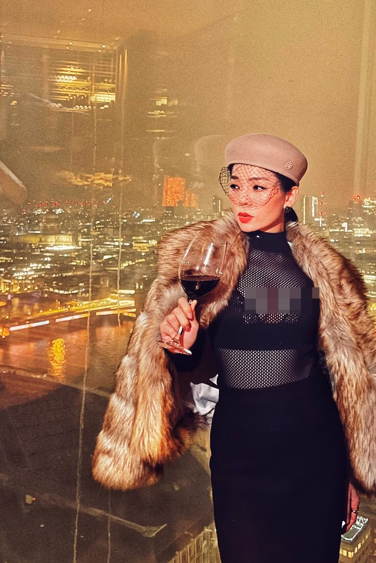 Sở hữu body nuột nà ở tuổi 41, thế nhưng phong cách mặc áo xuyên thấu khoe nội y, thềm ngực lấp ló của Lệ Quyên đôi khi lại "phản chủ".