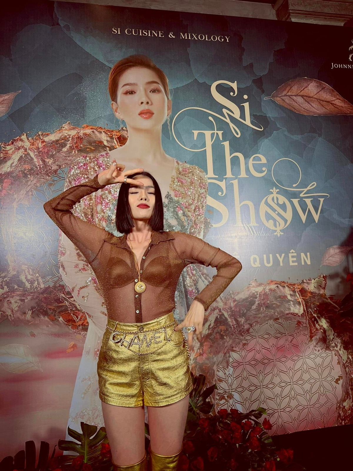 Xem ảnh của Lệ Quyên, một khán giả có nickname N.P.T góp ý: "Style này không hợp đi diễn chị ơi! Em thấy đôi bốt bị rộng, không khoe được chân dài. Khán thính giả của chị cũng nhiều người có tuổi nên áo chắc cũng có người khen người thấy không đẹp!".