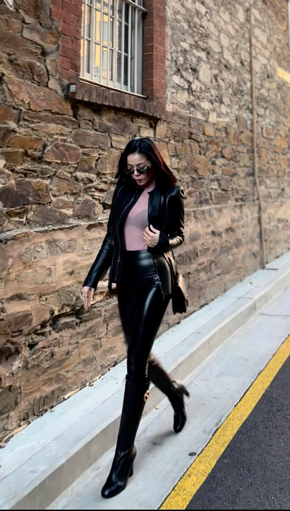 Khá tự tin với vóc dáng cơ thể, vì thế "nữ hoàng phòng trà" chăm diện đồ bó sát làm tôn lên đường cong của cơ thể.