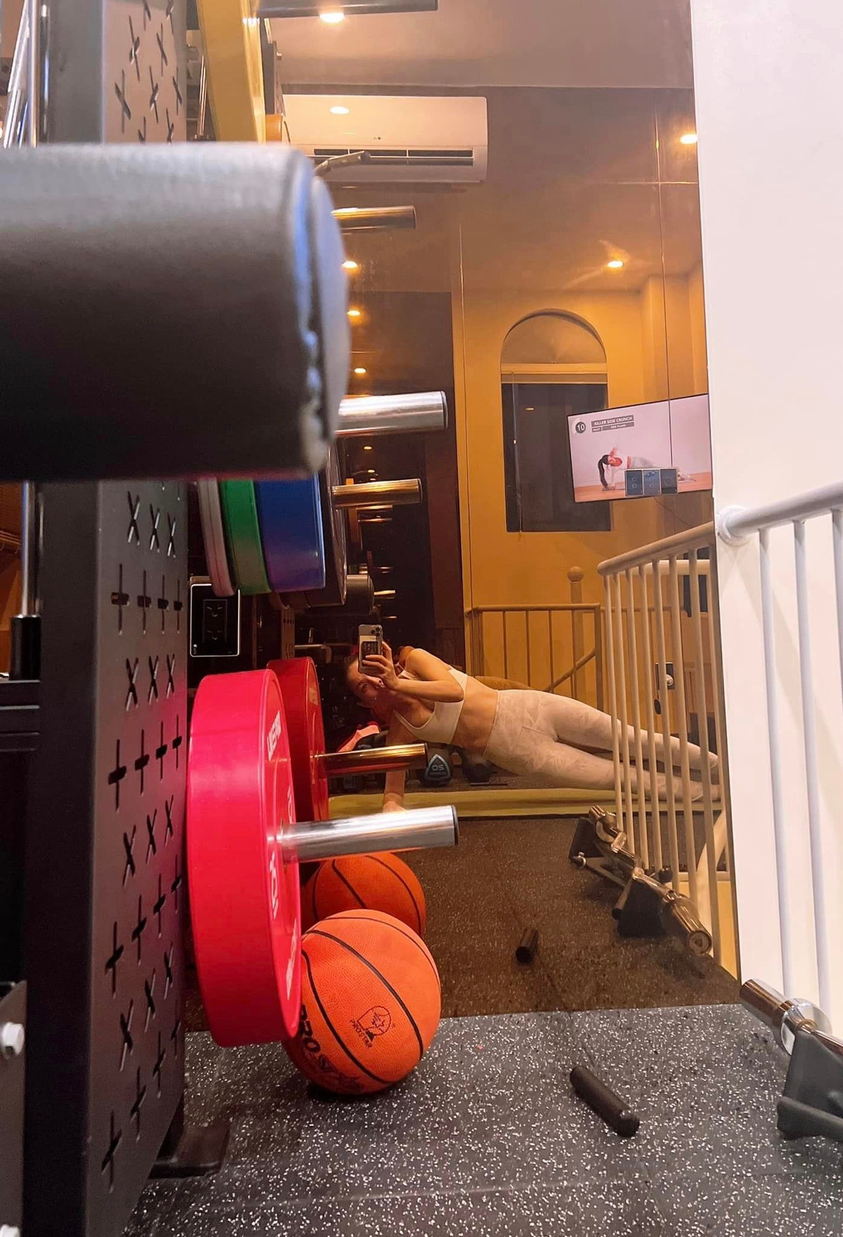 Lệ Quyên chăm chỉ tập luyện duy trì vóc dáng và thường lên mạng chia sẻ bí quyết làm đẹp cho chị em phụ nữ.