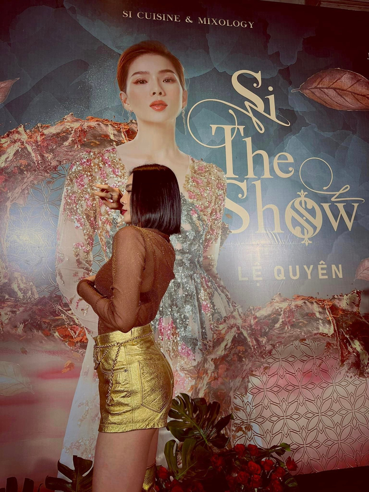 Giọng ca "Sầu tím thiệp hồng" gây choáng với chiếc áo mỏng tang xuyên thấu, nhìn rõ cả nội y "tông xuyệt tông" bên trong.