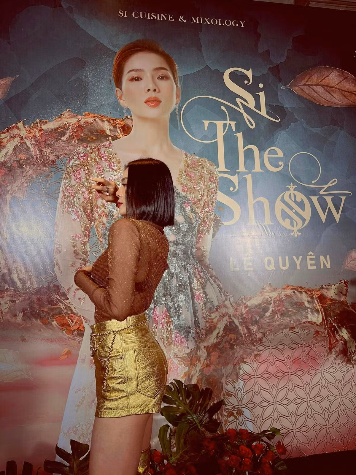 Giọng ca "Sầu tím thiệp hồng" gây choáng với chiếc áo mỏng tang xuyên thấu, nhìn rõ cả nội y "tông xuyệt tông" bên trong.