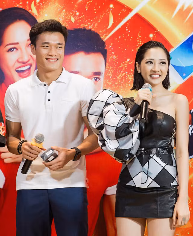 Sau đó nữ ca sĩ sinh năm 1992 dính tin đồn hẹn hò thủ môn Bùi Tiến Dũng. Tuy nhiên, đây chỉ là thông tin thất thiệt. Thực tế cặp đôi chỉ hợp tác chung trong dự án quảng cáo.