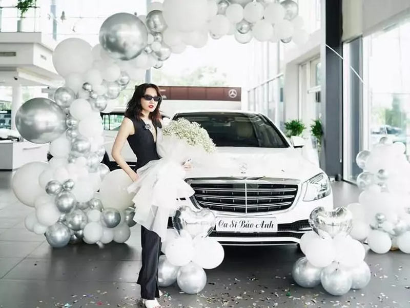 Năm ngoái, Bảo Anh sắm cho mình chiếc xe sang Mercedes trị giá gần 5 tỷ đồng. Trước đó cô từng bỏ ra 2,7 tỷ mua một chiếc A5 của hãng Audi chỉ sau 3 năm đi hát và chiếc Ford có giá 1 tỷ chỉ sau 1 năm bước chân vào showbiz. (Ảnh: Vietnamnet)