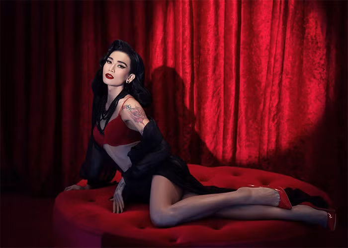 Sau khi gặt hái được rất nhiều thành công khi liên tục xuất hiện trong nhiều bộ phim, clip hài và các MV... BB Trần dần thay đổi ngoại hình. Anh để tóc dài và sửa mũi để trông nữ tính hơn.