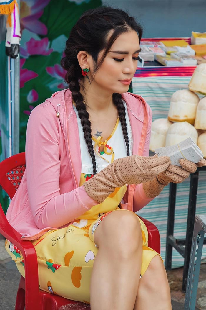 Tuy nhiên nam diễn viên sinh năm 1990 khẳng định anh không chuyển giới vì hài lòng với vẻ ngoài hiện tại của mình.