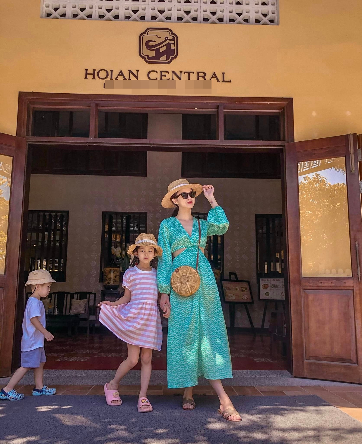 Khác với vẻ chỉn chu trên phim, ngoài đời bà mẹ hai con sở hữu phong cách thời trang đa dạng và phóng khoáng.