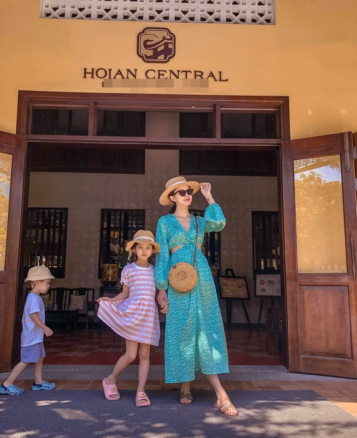 Khác với vẻ chỉn chu trên phim, ngoài đời bà mẹ hai con sở hữu phong cách thời trang đa dạng và phóng khoáng.