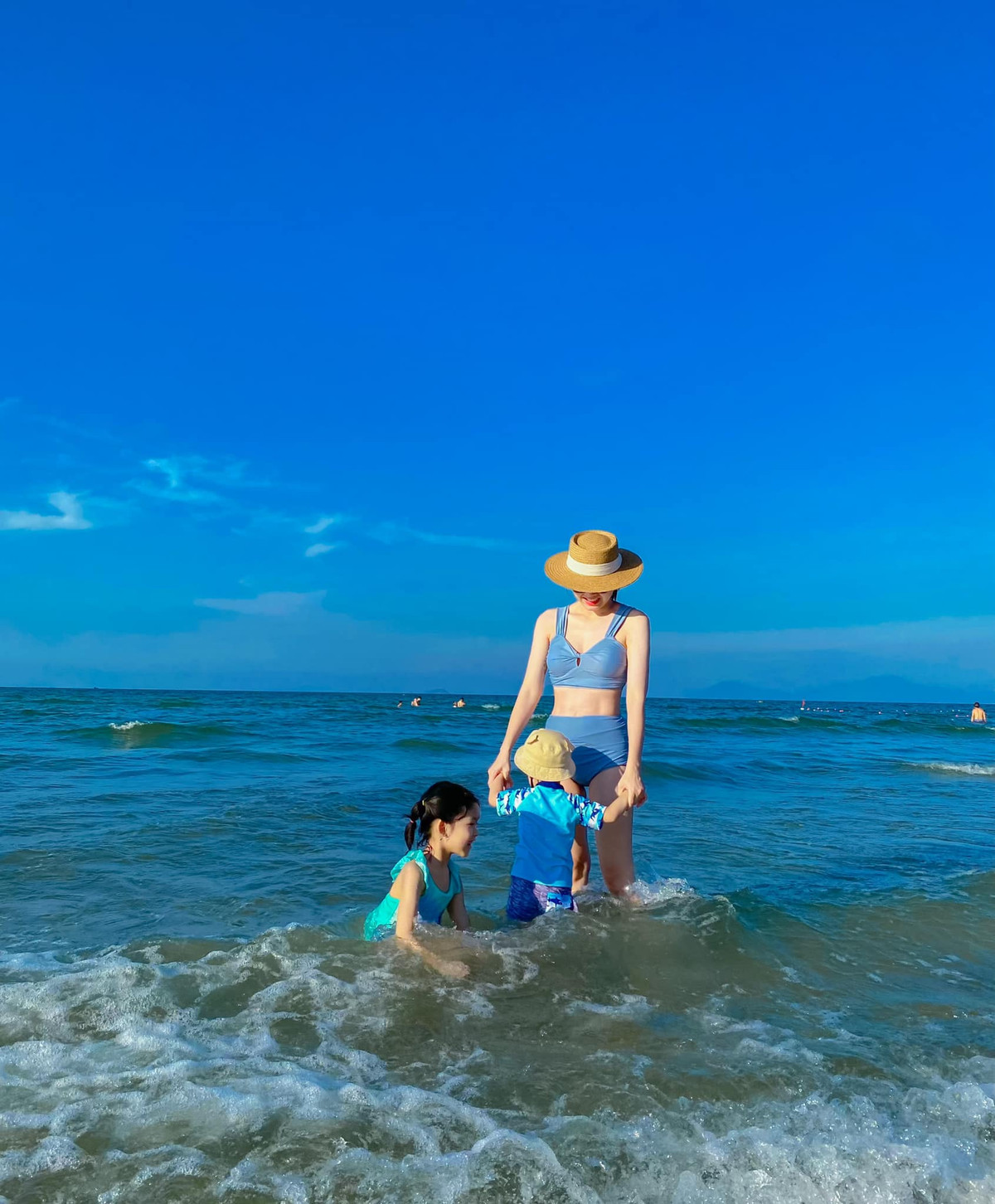 Top 5 Hoa hậu Việt Nam 2008 hiện là mẹ của hai nhóc tì đáng yêu. Người đẹp 9X lên xe hoa cùng chồng thiếu gia vào năm 2016.