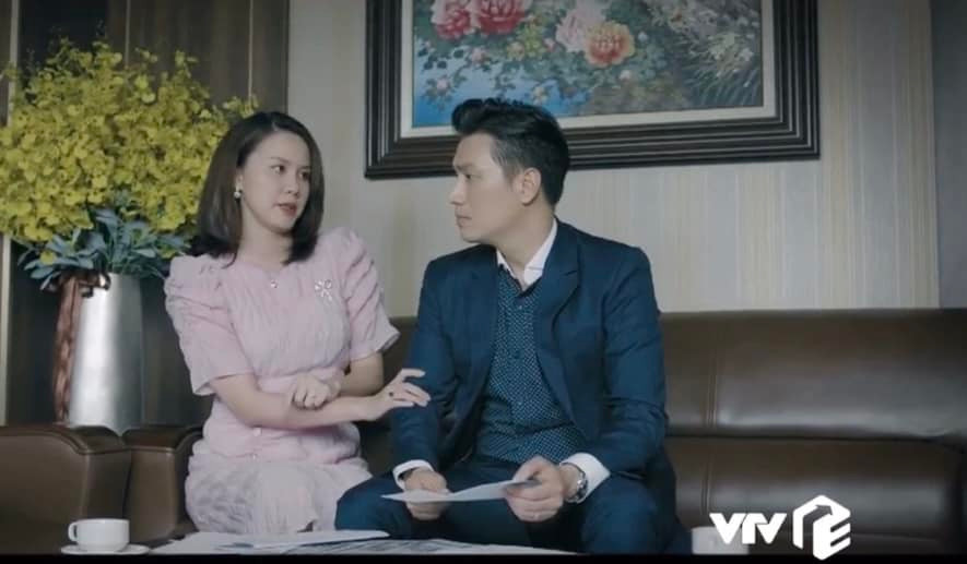 Vào vai sếp lớn nên tạo hình của nữ diễn viên rất chỉn chu và đậm chất công sở.