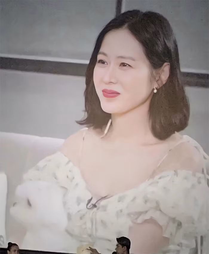 Ngày 18/8, bà bầu Son Ye Jin tươi tắn xuất hiện trong buổi giao lưu trực tuyến với người hâm mộ Philippines. (Ảnh: News)