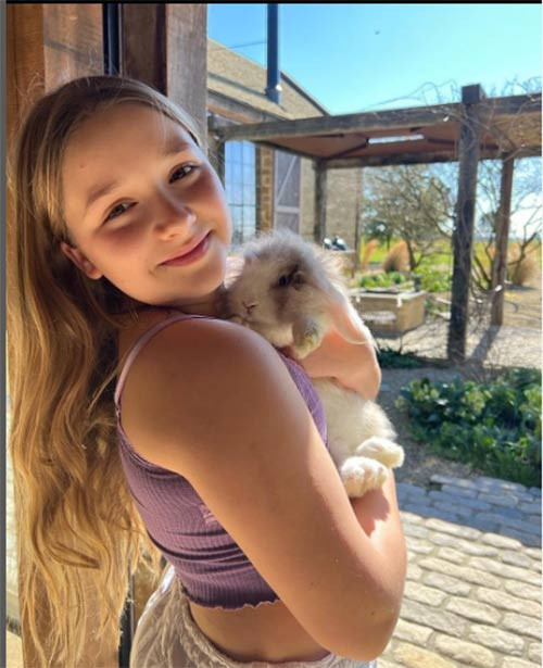 Harper được cho là có nhiều nét giống bố Beckham hơn mẹ Victoria. (Ảnh: Instagram)