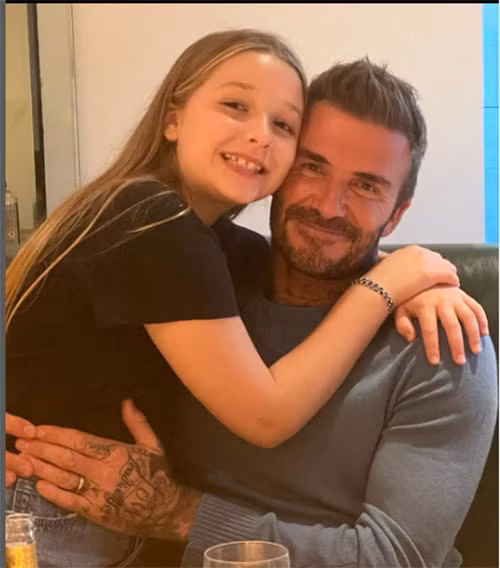 Cô bé rất thân thiết với bố và thường xuyên cùng bố đi dự sự kiện, đi chơi. (Ảnh: Instagram)