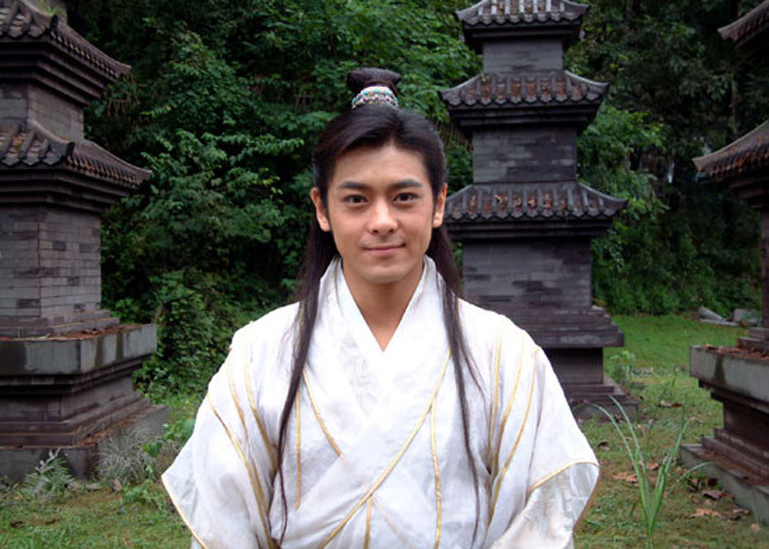 Sau đó, "Hoàng tử xứ Đài" còn bén duyên với phim ảnh và liên tiếp gặt hái thành công với các vai diễn trong "Tuyệt Đại Song Kiêu", "Thiên Long Bát Bộ"... Thu nhập khủng của anh có được từ các hoạt động ca hát, đóng phim, tham gia show, quảng cáo và kinh doanh.