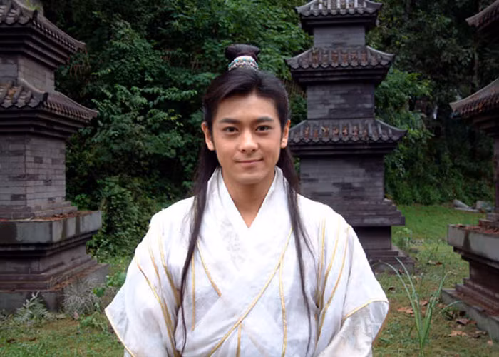 Sau đó, "Hoàng tử xứ Đài" còn bén duyên với phim ảnh và liên tiếp gặt hái thành công với các vai diễn trong "Tuyệt Đại Song Kiêu", "Thiên Long Bát Bộ"... Thu nhập khủng của anh có được từ các hoạt động ca hát, đóng phim, tham gia show, quảng cáo và kinh doanh.