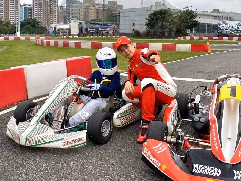 Anh vừa là ca sĩ, diễn viên, vừa là tay đua xe công thức một chuyên nghiệp. Lâm Chí Dĩnh được đánh giá là một trong 10 tay đua đứng đầu Trung Quốc.