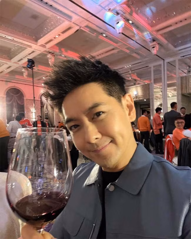 Năm 2009, sau khi kết hôn với người mẫu Trần Nhược Nghi, Lâm Chí Dĩnh không còn hoạt động nhiều trong showbiz mà tập trung vào kinh doanh nhãn hiệu thời trang mang tên "JR" (Jimmy Racing), chuyên bán những sản phẩm từ kính mát tới đồ tắm.