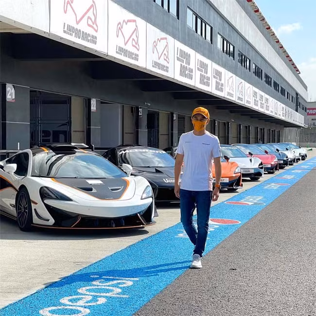 Lâm Chí Dĩnh còn sở hữu dàn siêu xe đắt tiền, thời thượng giá trị khủng như: McLaren Senna, Ferrari F430, Lamborghini Gallardo, Tesla Model X...