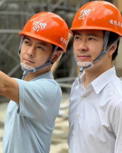 Ngoài ra, mỹ nam xứ Đài còn có công ty giải trí riêng của mình, đội đua xe và cùng mở công ty xây dựng với em trai.