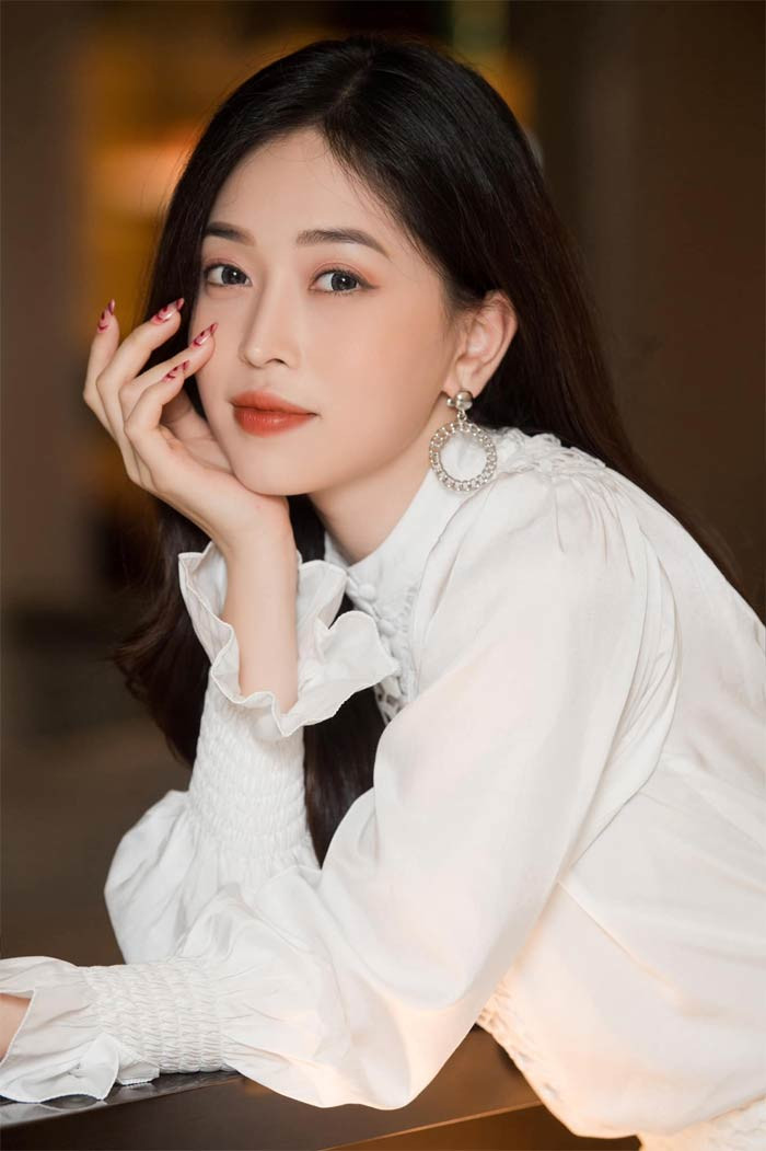 Người đẹp sinh năm 1998 đại diện Việt Nam tham gia cuộc thi Hoa hậu Hòa bình Quốc tế 2018 và lọt Top 10 chung cuộc nhờ khán giả bình chọn.