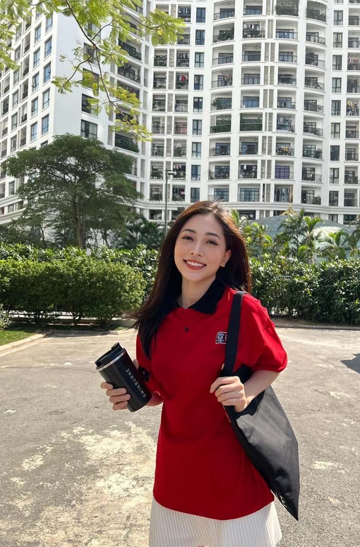 Bước ra từ cuộc thi Hoa hậu Việt Nam 2018, một thời gian sau, Phương Nga làm quen với công việc MC ở VTV.