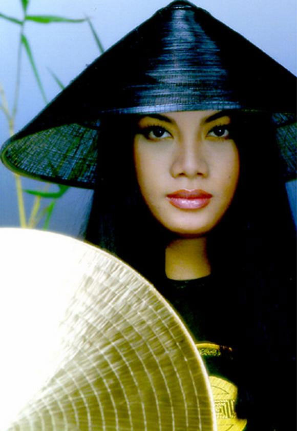 Năm 1998, người đẹp sinh năm 1976 đoạt giải Hoa hậu Thời trang Quốc tế. Ngoài sàn diễn thời trang, Ngọc Ánh còn thử sức mình với phim ảnh và thời điểm đó được nhiều khán giả nhớ tới qua bộ phim "Giã từ dĩ vàng" và "Đồng tiền xương máu". (Ảnh: xahoi.com.vn)