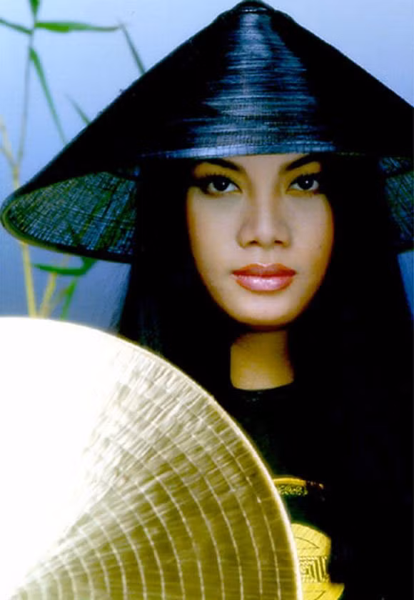 Năm 1998, người đẹp sinh năm 1976 đoạt giải Hoa hậu Thời trang Quốc tế. Ngoài sàn diễn thời trang, Ngọc Ánh còn thử sức mình với phim ảnh và thời điểm đó được nhiều khán giả nhớ tới qua bộ phim "Giã từ dĩ vàng" và "Đồng tiền xương máu". (Ảnh: xahoi.com.vn)