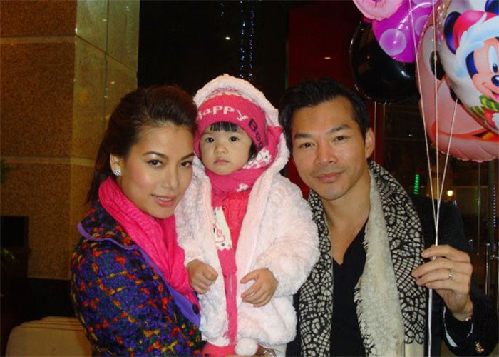 Năm 2008, Trương Ngọc Ánh kết hôn với doanh nhân Trần Bảo Sơn và hạ sinh con gái Bảo Tiên. Sau khi sinh con gái, nữ diễn viên "Hương ga" đã bị nghi ngờ dao kéo, khuôn mặt ngày càng thanh tú hơn. (Ảnh: FBNV)