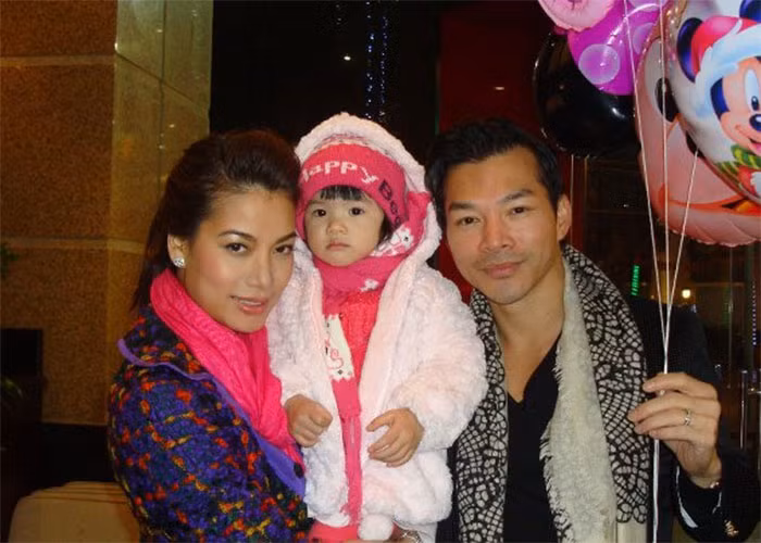 Năm 2008, Trương Ngọc Ánh kết hôn với doanh nhân Trần Bảo Sơn và hạ sinh con gái Bảo Tiên. Sau khi sinh con gái, nữ diễn viên "Hương ga" đã bị nghi ngờ dao kéo, khuôn mặt ngày càng thanh tú hơn. (Ảnh: FBNV)