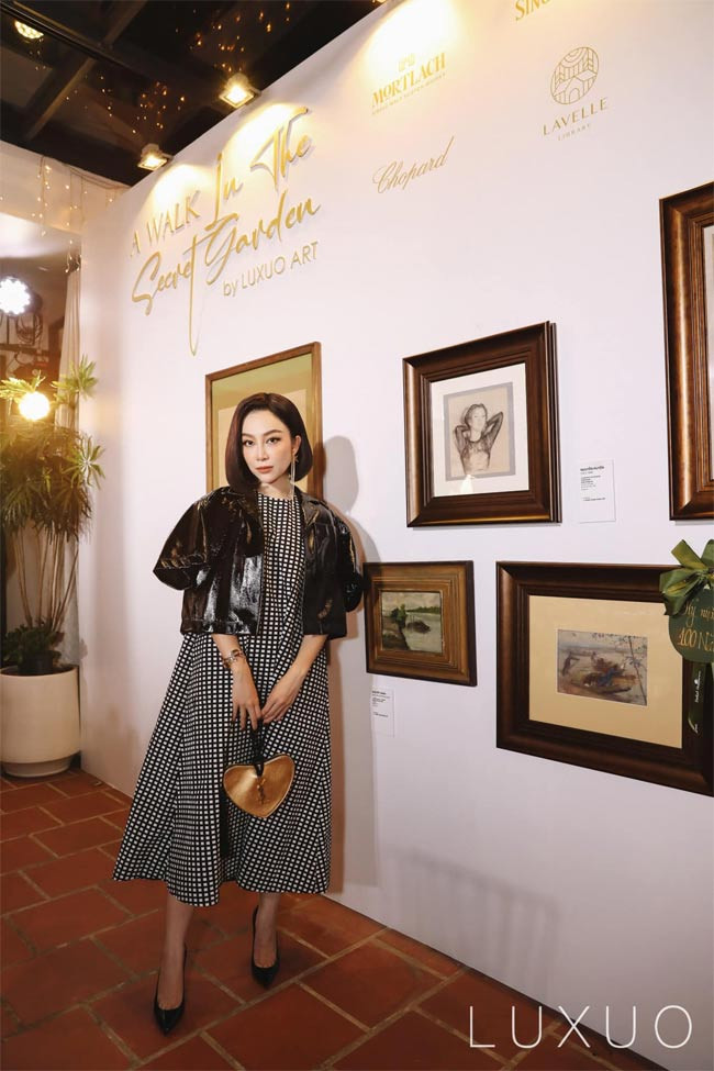 Chiếc váy suông kẻ ô vuông đen trắng được Linh Nga kết hợp với chiếc áo khoác da cách điệu khiến tổng thể của người đẹp 36 tuổi rất có điểm nhấn và gây chú ý.