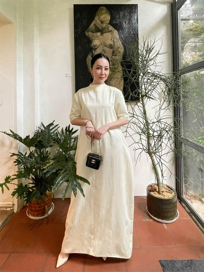 Sở hữu thân hình mảnh mai nhưng Linh Nga lại thích mặc váy dáng suông. Tuy nhiên chim công làng múa luôn biết cách kết hợp khiến những chiếc váy suông cô mặc không hề bị già mà lại rất sang chảnh.