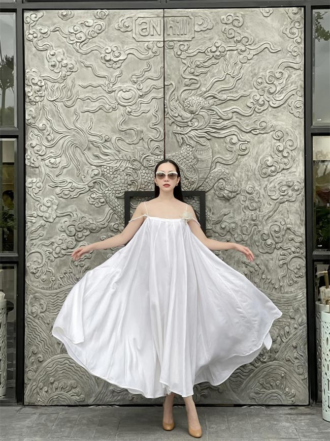 Không cần cầu kỳ, chỉ với chiếc váy hai dây trắng, suông rộng, Linh Nga thướt tha và vô cùng quyến rũ.