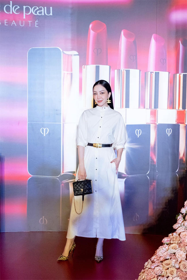 Ngoài váy suông thì người đẹp sinh năm 1986 rất thích những trang phục kín đáo, đơn giản.