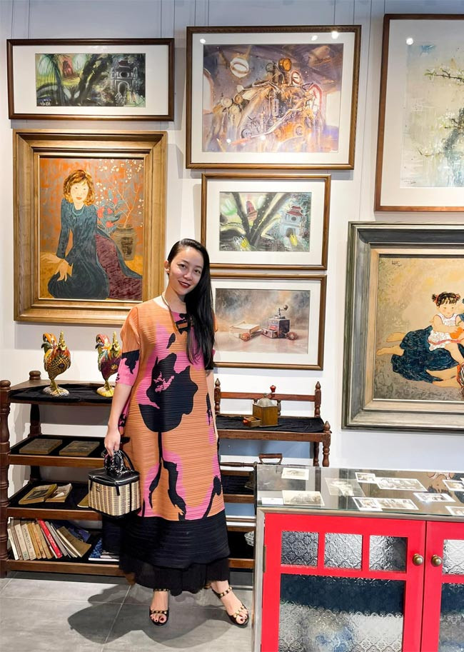 Váy suông hai màu cam đen với điểm nhấn là những hoạ tiết màu đen trông Linh Nga không hề nhàm chán mà lại rất cá tính.