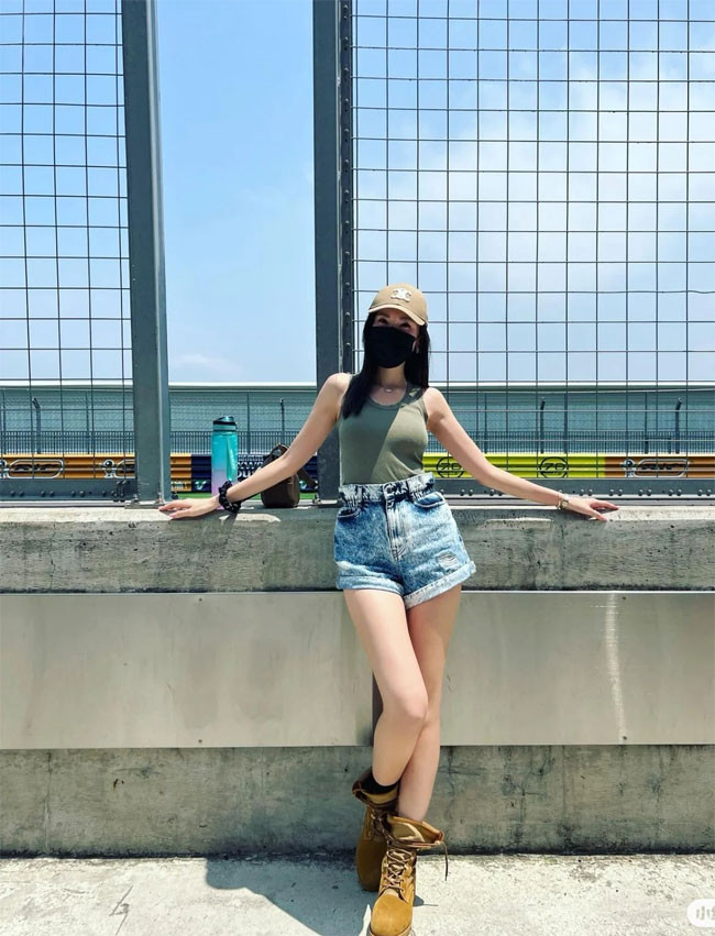 Đôi chân thon, dài tới 115cm là một lợi thế của cựu người mẫu, nên cô thường xuyên khoe trong những bức ảnh.