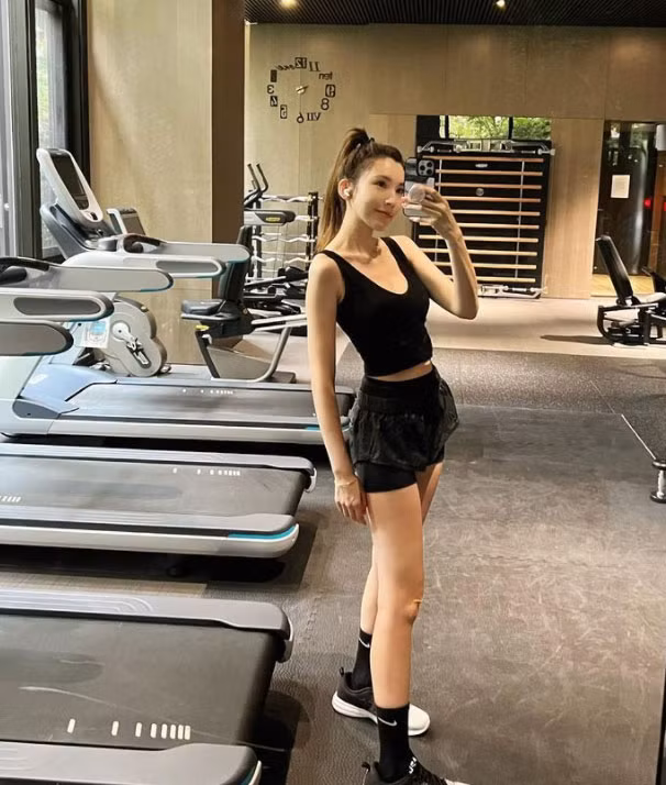 Thân hình không chút mỡ thừa của bà mẹ ba con nhận được rất nhiều lời khen ngợi của cư dân mạng.