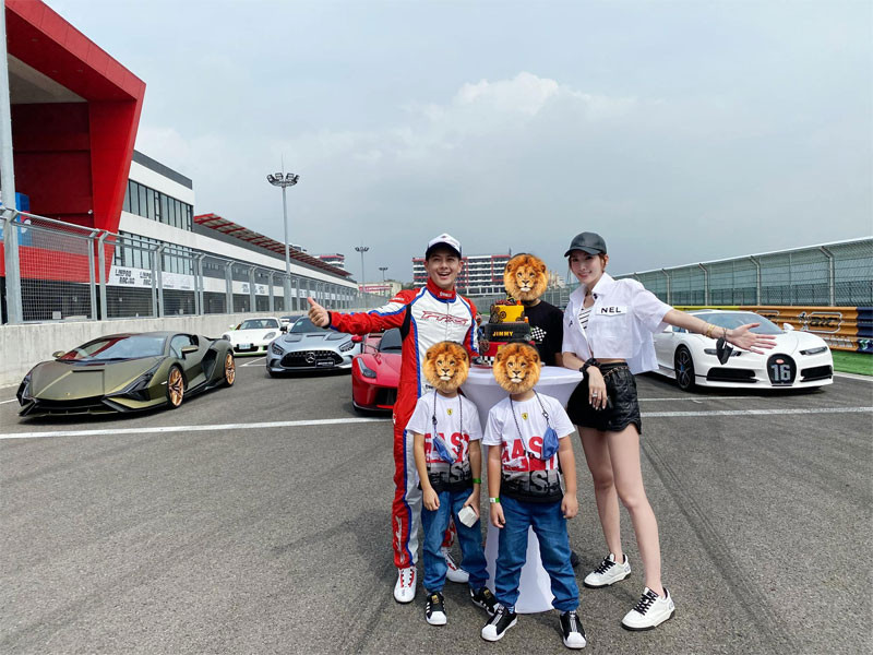  Lâm Chí Dĩnh và Trần Nhược Nghi có với nhau 3 cậu con trai kháu khỉnh là Kimi và cặp sinh đôi Jenson - Kyson.