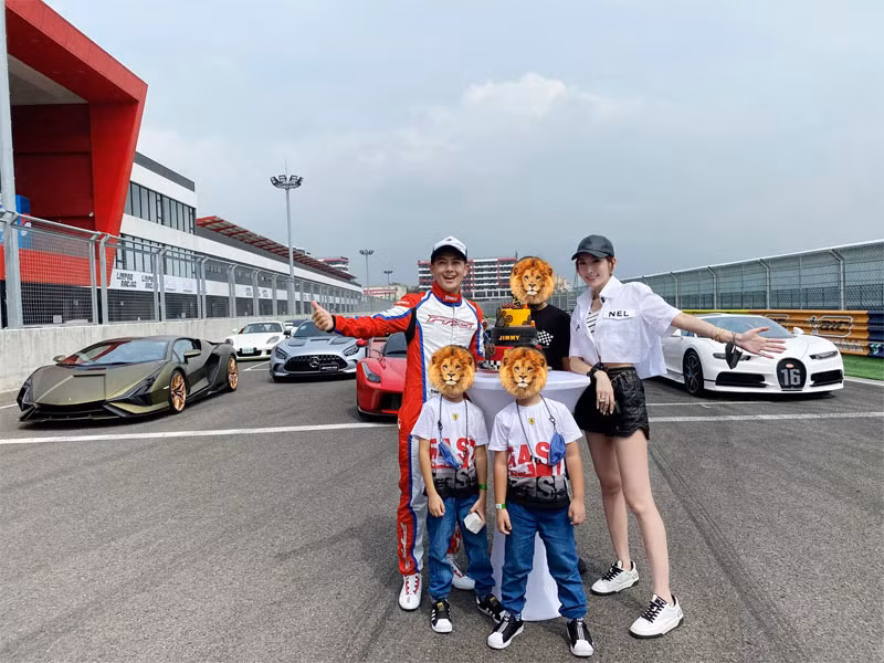  Lâm Chí Dĩnh và Trần Nhược Nghi có với nhau 3 cậu con trai kháu khỉnh là Kimi và cặp sinh đôi Jenson - Kyson.