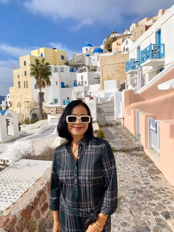 Nữ nghệ sĩ sinh năm 1960 đang tận hưởng cuộc sống viên mãn bên chồng và con gái ở Đảo quốc Sư tử. Cô thường xuyên cùng chồng con đi du lịch khắp nơi trên thế giới. (Ảnh: FBNV)