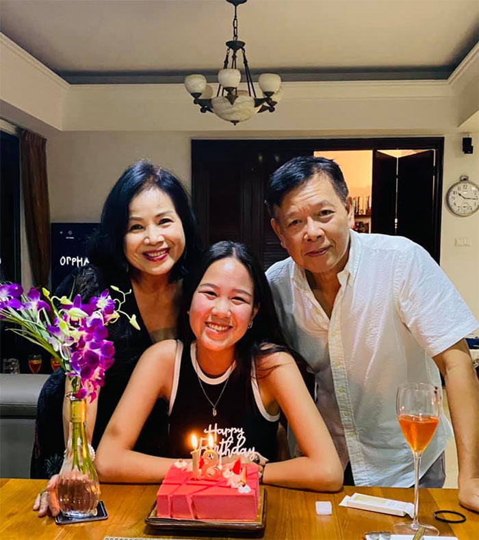 Tại Singapore, NSƯT Minh Trang sống cùng chồng và con gái. Công việc hàng ngày của chị là làm bà nội trợ đảm đang chăm sóc cho chồng con. (Ảnh: FBNV)