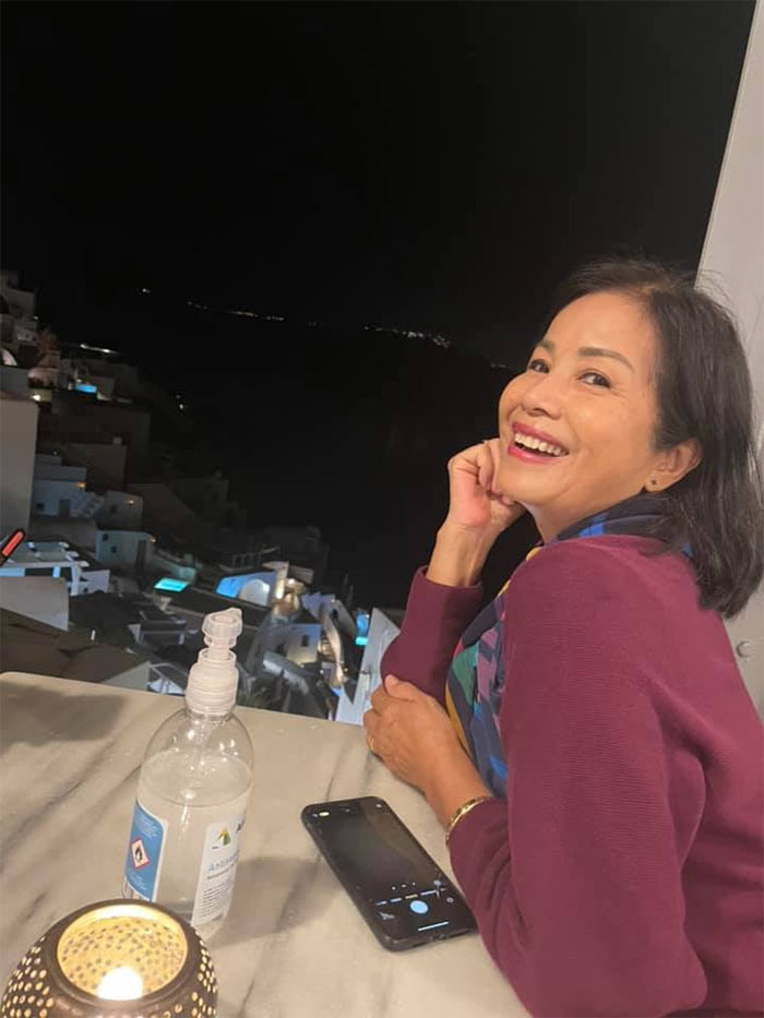 "Cuộc sống của tôi cũng đơn giản, bình dị như bao người phụ nữ khác. Sáng sớm thức dậy lo cho con đi học, pha cà phê cho chồng, cuối tuần ăn sáng cùng cả nhà. Đặc biệt tôi rất thích tưới cây mỗi buổi sáng và nghe tiếng chim hót... Lúc rảnh rỗi tôi làm việc nhà, đọc sách, đi chợ", Minh Trang tâm sự với Vietnamnet. (Ảnh: FBNV)