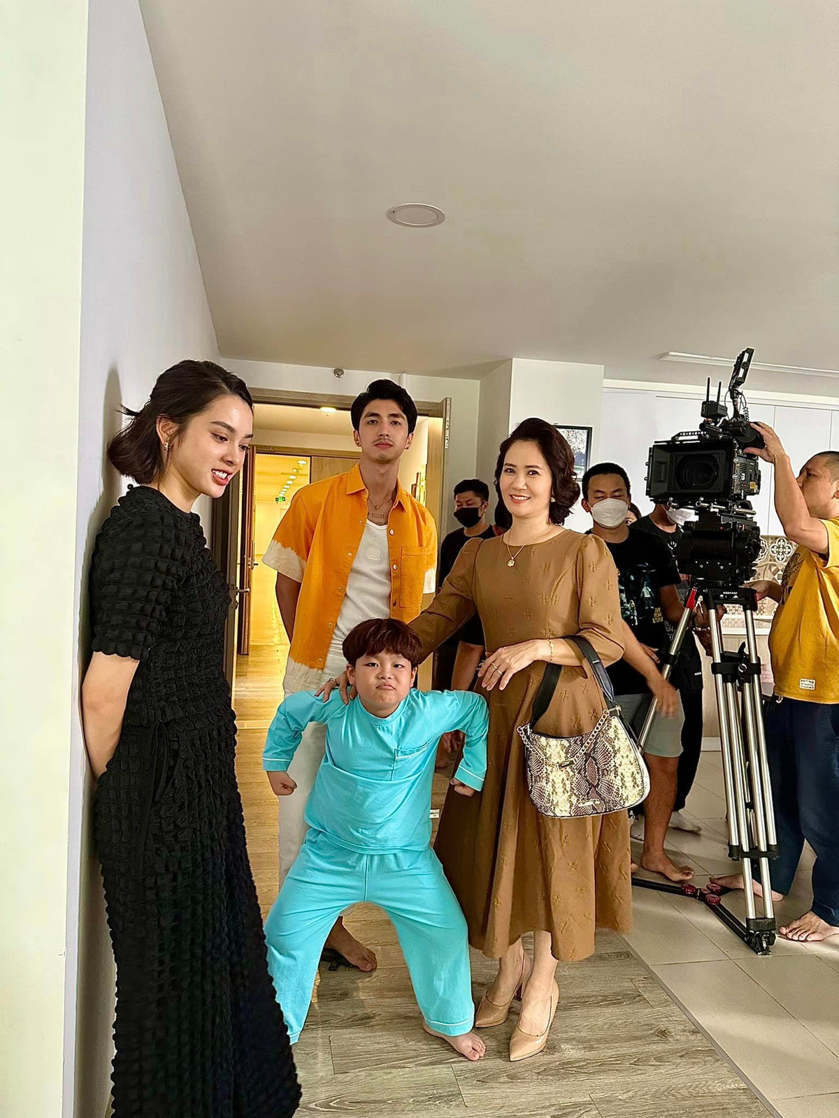 Thời gian gần đây, Nguyệt Hằng liên tục phủ sóng giờ vàng VTV khi tham gia các phim như: "Hãy nói lời yêu", "Đấu trí"... Hiện, nữ diễn viên đang tất bật với dự án phim mới "Đừng làm mẹ cáu" của VFC.