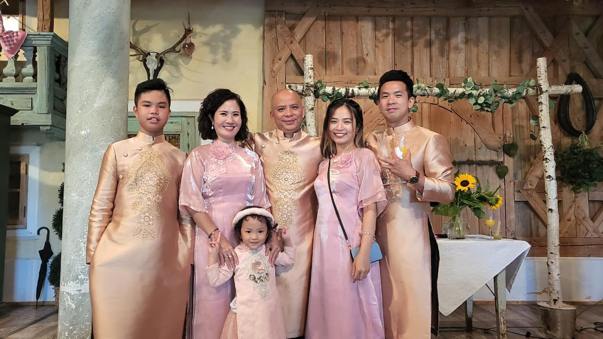 Hơn 30 năm bên nhau, dù từng có thời gian trục trặc tới mức suýt ly hôn, thế nhưng hiện tại Nguyệt Hằng - Anh Tuấn đang tận hưởng cuộc sống viên mãn bên 4 người con - 3 gái và 1 trai. Cô con gái đầu đã lập gia đình và sinh em bé.