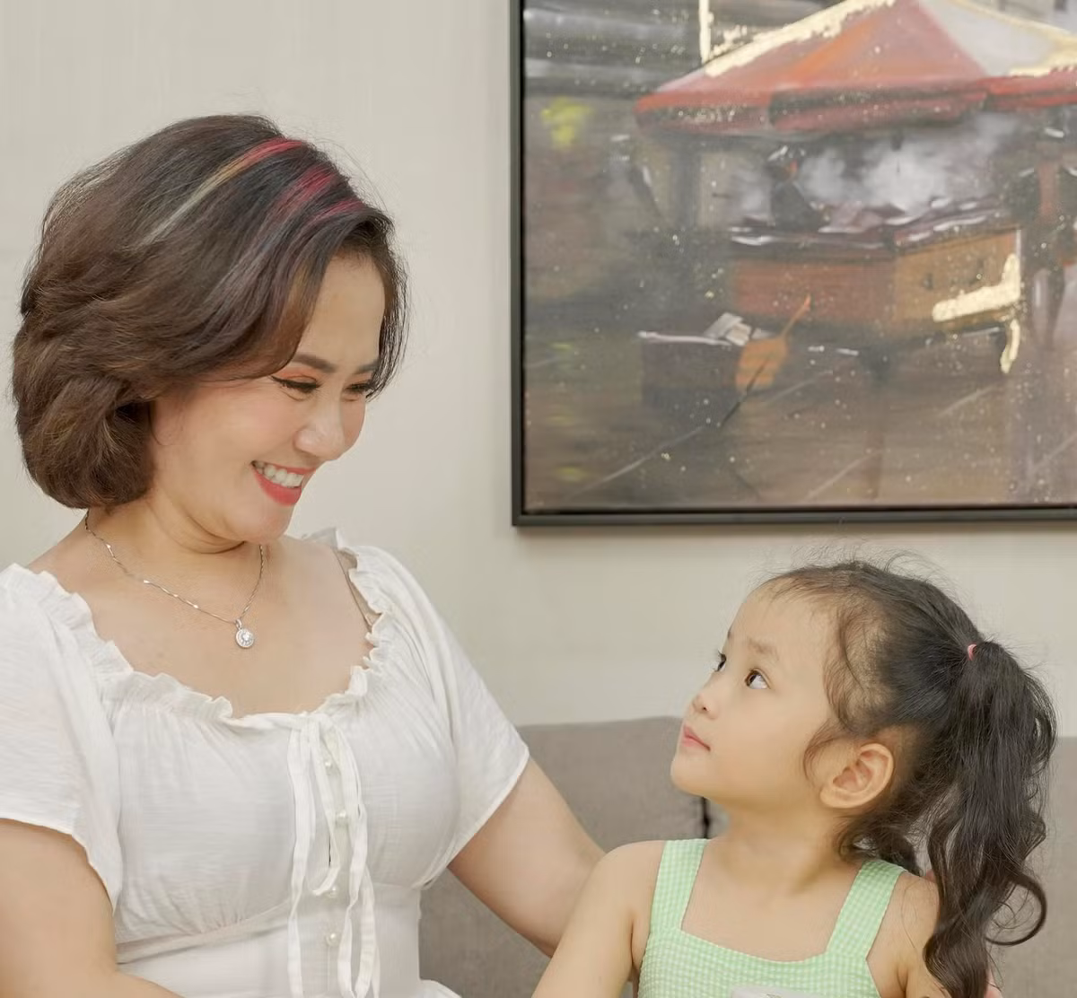 Vốn là một người phụ nữ năng động, không ngại việc nên nữ nghệ sĩ sinh năm 1973 có thể chu toàn mọi việc từ chăm lo nhà cửa đến con cái.